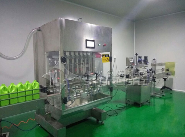 全自動(dòng)漱口水灌裝機(jī)廠房?jī)?nèi)展示